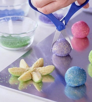 Easter Party: Make edible flowers with colored sugar cookies #PreppyPlanner