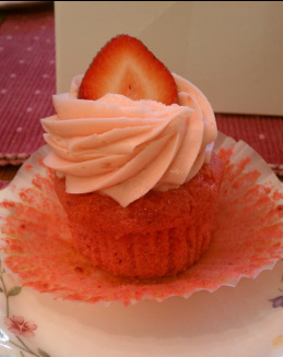Strawberry Fields cupcake from Pearl's Cupcakes Shoppe in Richmond #PreppyPlanner