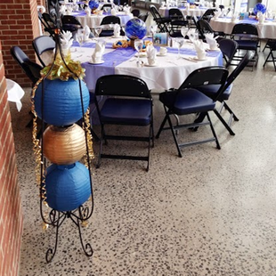 DIY Blue & Gold Wedding Reception: paper lantern column #PreppyPlanner
