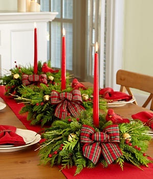 A Very Merry Red and Green Wedding: Garland, Wreaths, Berries and Holly make the perfect Christmas wedding tablescape #PreppyPlanner