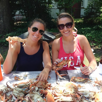 4th of July Weekend: the perfect 4th of july lunch of picking crabs freshly caught and steamed at the river #PreppyPlanner