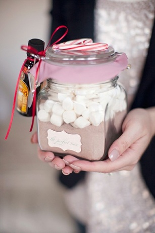 Holiday Hostess Gifts: Make a drink mix of coco or teas to give to the hostess #PreppyPlanner