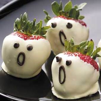 Ten Halloween Party Food Ideas - Chocolate Dipped Boo-Berries #PreppyPlanner 