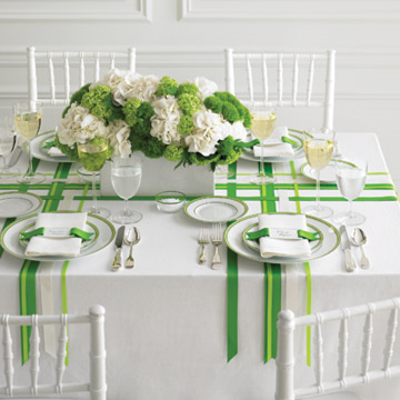 St. Patrick's Day Party: a simple and classic St. Patrick's Day table setting #PreppyPlanner