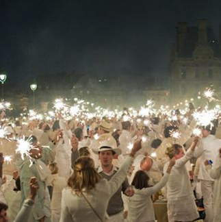 Have all your guests dress in all white for your White Party (sparklers optional) #PreppyPlanner