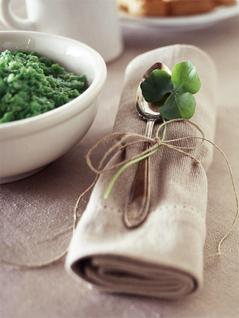 St. Patrick's Day Party: add a rustic Irish touch with twine and a clover to your utensils #PreppyPlanner