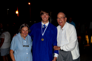 Graduation Time: a great picture of the grad with the grandparents #PreppyPlanner