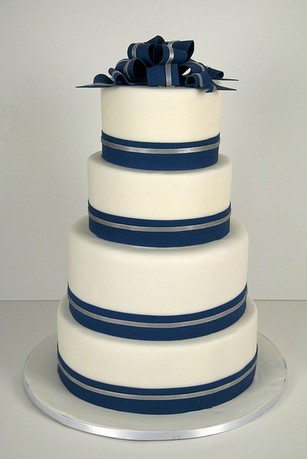 a classic navy and silver wedding cake using navy and silver ribbon #PreppyPlanner