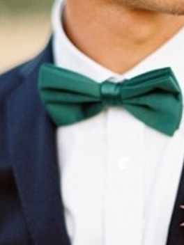 Emerald Wedding: Have your groomsmen wear emerald ties or bowties #PreppyPlanner