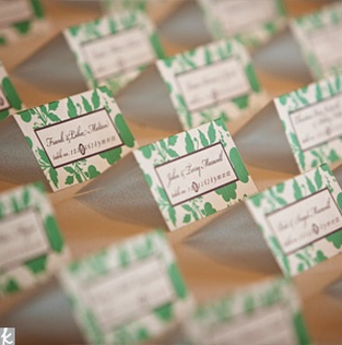Emerald Wedding: Choose a emerald print for your invitations, menu and wedding place cards #PreppyPlanner