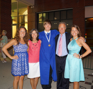 Graduation Time: family picture with the graduate #PreppyPlanner