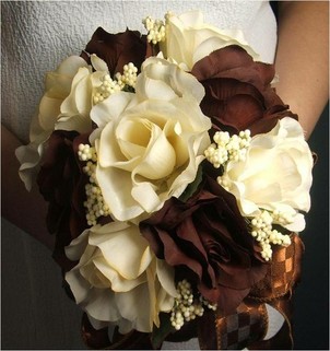 Brown Wedding Ideas: white and brown bouquet #PreppyPlanner