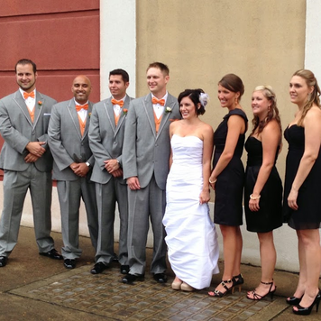 Group shot of the entire wedding party #PreppyPlanner
