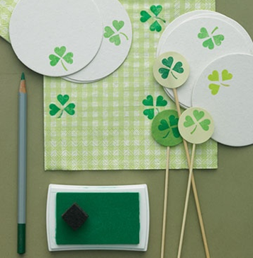 St. Patrick's Day Party: get a little crafty for your party decor with a mini heart stamp #PreppyPlanner