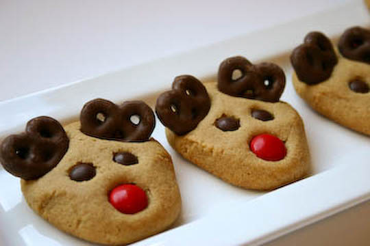 Tree Trimming Party: Make some holiday treats like these peanut butter reindeer cookies #PreppyPlanner