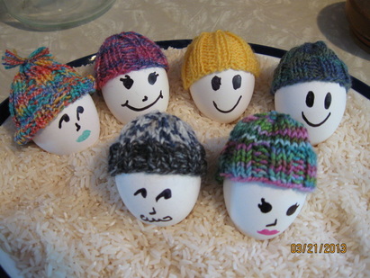 Easter Egg Cupcakes: Knitted Easter Egg Caps #PreppyPlanner