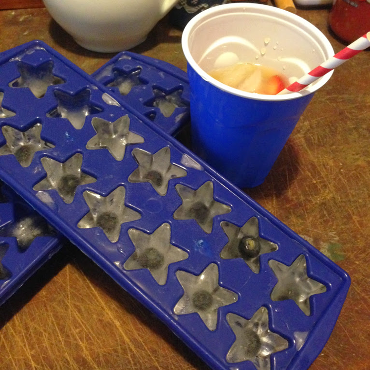 DIY blueberry star ice cubes for the perfect 4th of July drink #PreppyPlanner
