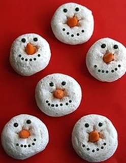 Edible Snowmen Treats: Powdered Donut Snowmen #PreppyPlanner