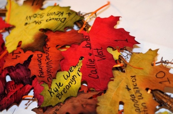 Fall Leaf Wedding: Turn fall leaves into a DIY table place card craft #PreppyPlanner