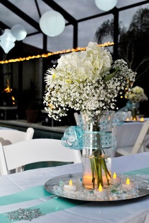 white and blue creates a great pool inspired centerpiece #PreppyPlanner