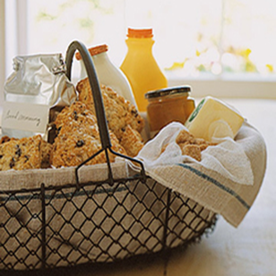 Wedding Gift Guide: Breakfast Basket #PreppyPlanner