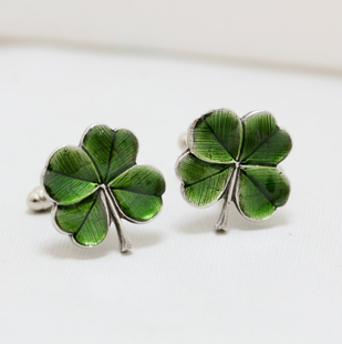 Lucky in Love: get your groom and groomsmen clover cufflinks to wear on the wedding day #PreppyPlanner