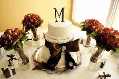 Brown Wedding Ideas: cake and bridesmaid bouquet accents #PreppyPlanner