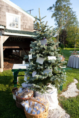 Christmas Tree Wedding: decorate a tree at the reception entrance with all the place cards for the evening #PreppyPlanner