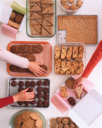 Get all your friends together during the holidays by hosting a cookie swap party #PreppyPlanner