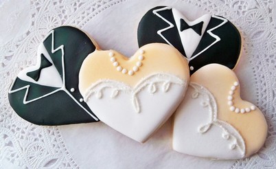 Valentine’s Sweetheart Wedding: bride and groom heart shaped cookies #PreppyPlanner