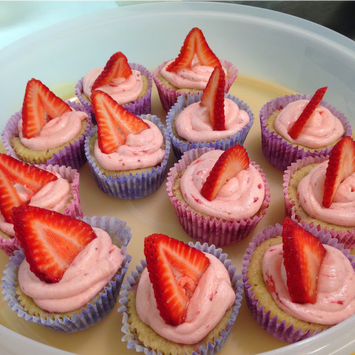 Fresh Strawberry Cupcakes for Mother's Day Dessert #PreppyPlanner