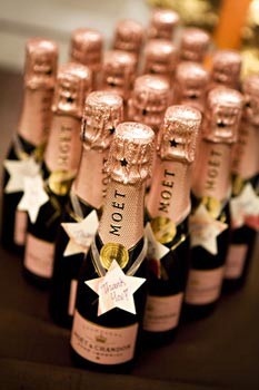 New Years Eve Wedding: Have a champagne toast at midnight #PreppyPlanner