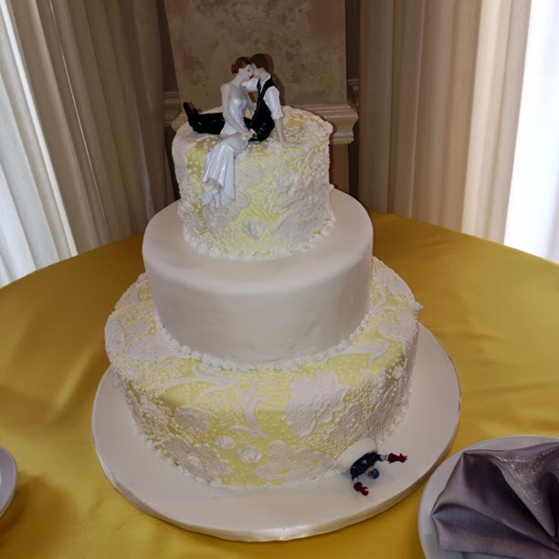 A Wedding Weekend: a lacy yellow and white wedding cake #PreppyPlanner