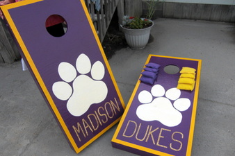 paint your own set of cornhole board or buy a set for some tailgating fun #PreppyPlanner