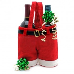 Holiday Hostess Gifts: Can’t go wrong with a bottle of bubbly in a cute Christmas holder #PreppyPlanner