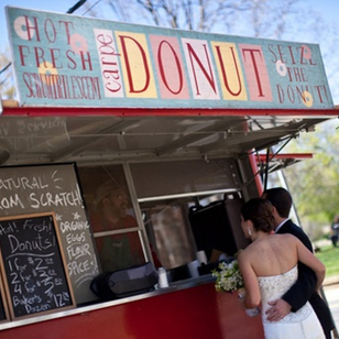 Vineyard Wedding: surprise all your guests with a late night treat from a food truck #PreppyPlanner