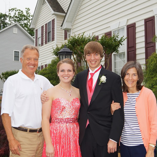 Senior Prom: A family prom picture is a must have #PreppyPlanner