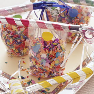 New Year’s Eve Party: fun confetti and noise maker goodie bags for all the guests #PreppyPlanner